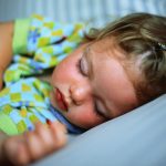 Příběh evolučního nesouladu I.: Proč malé děti nechtějí jít spát